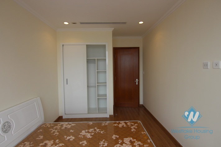 Four bedrooms apartment for rent in Vinhome Nguyen Chi Thanh, Dong Da district, Ha Noi